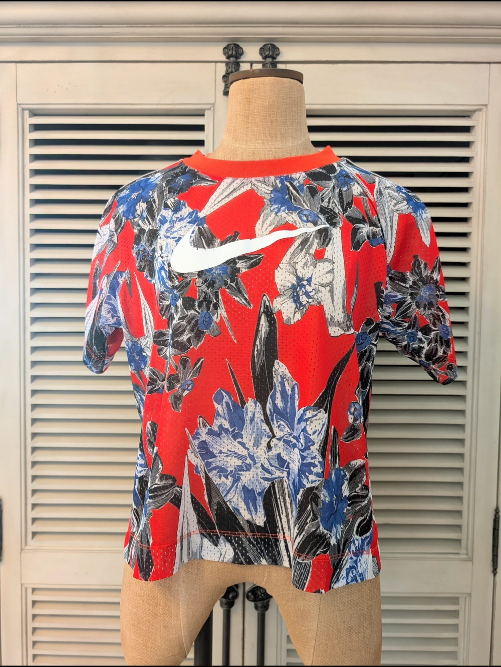 Nike Red Short-Sleeve Floral Performance Tee with Blue Accents